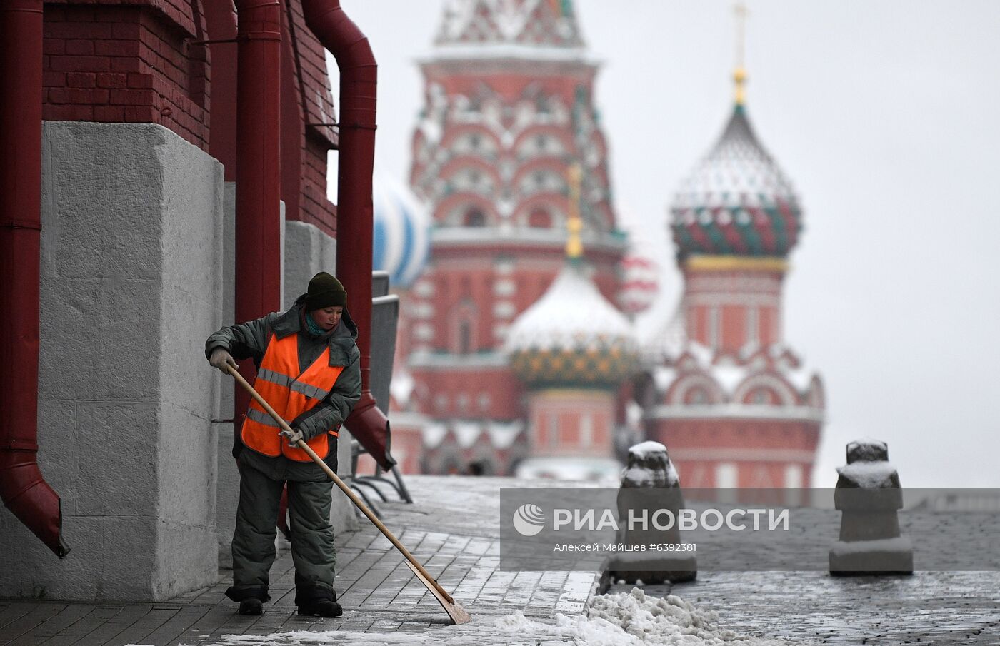 Снег в Москве 