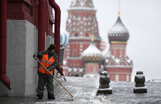 Снег в Москве 