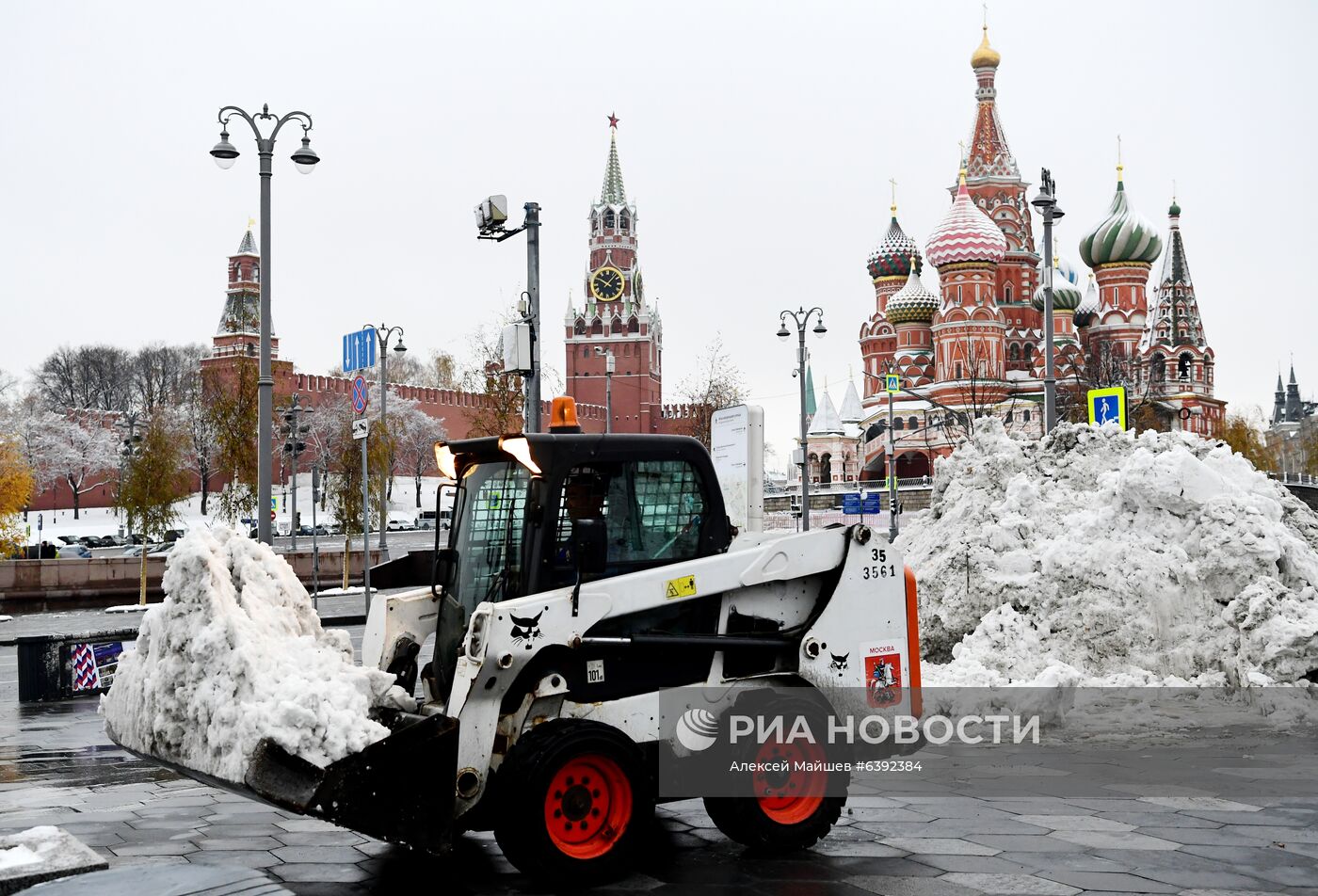 Снег в Москве 