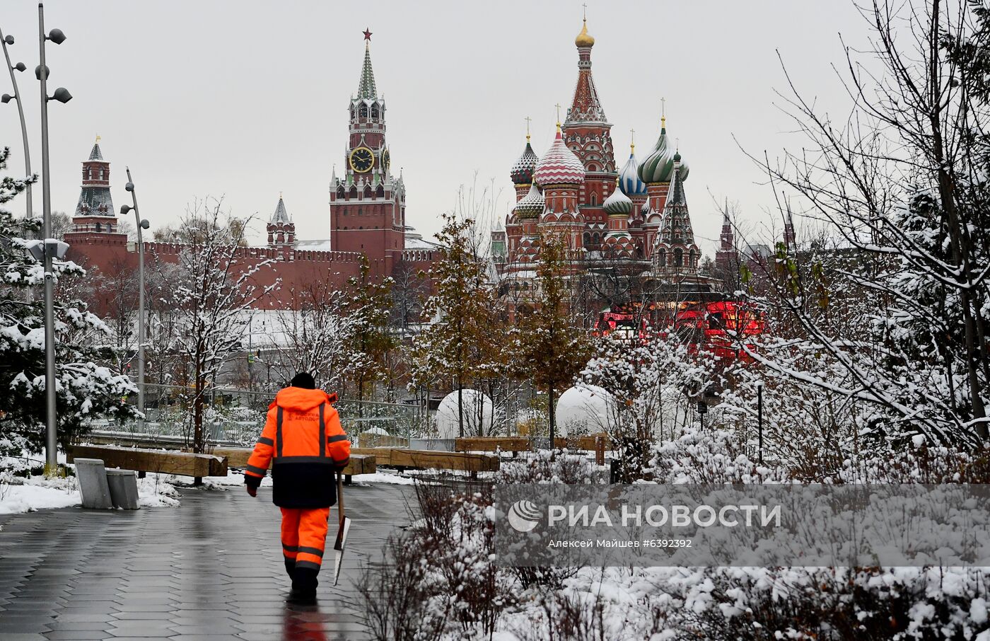 Снег в Москве 