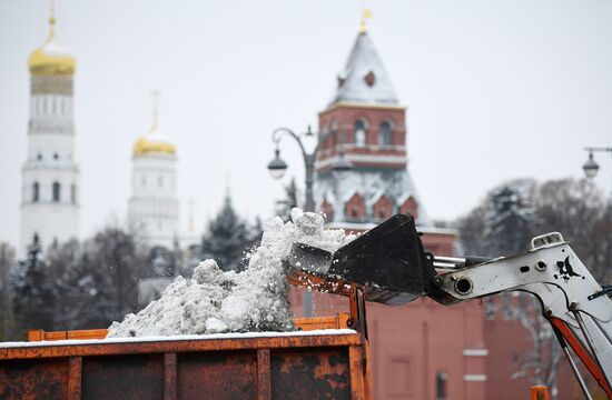 Снег в Москве 