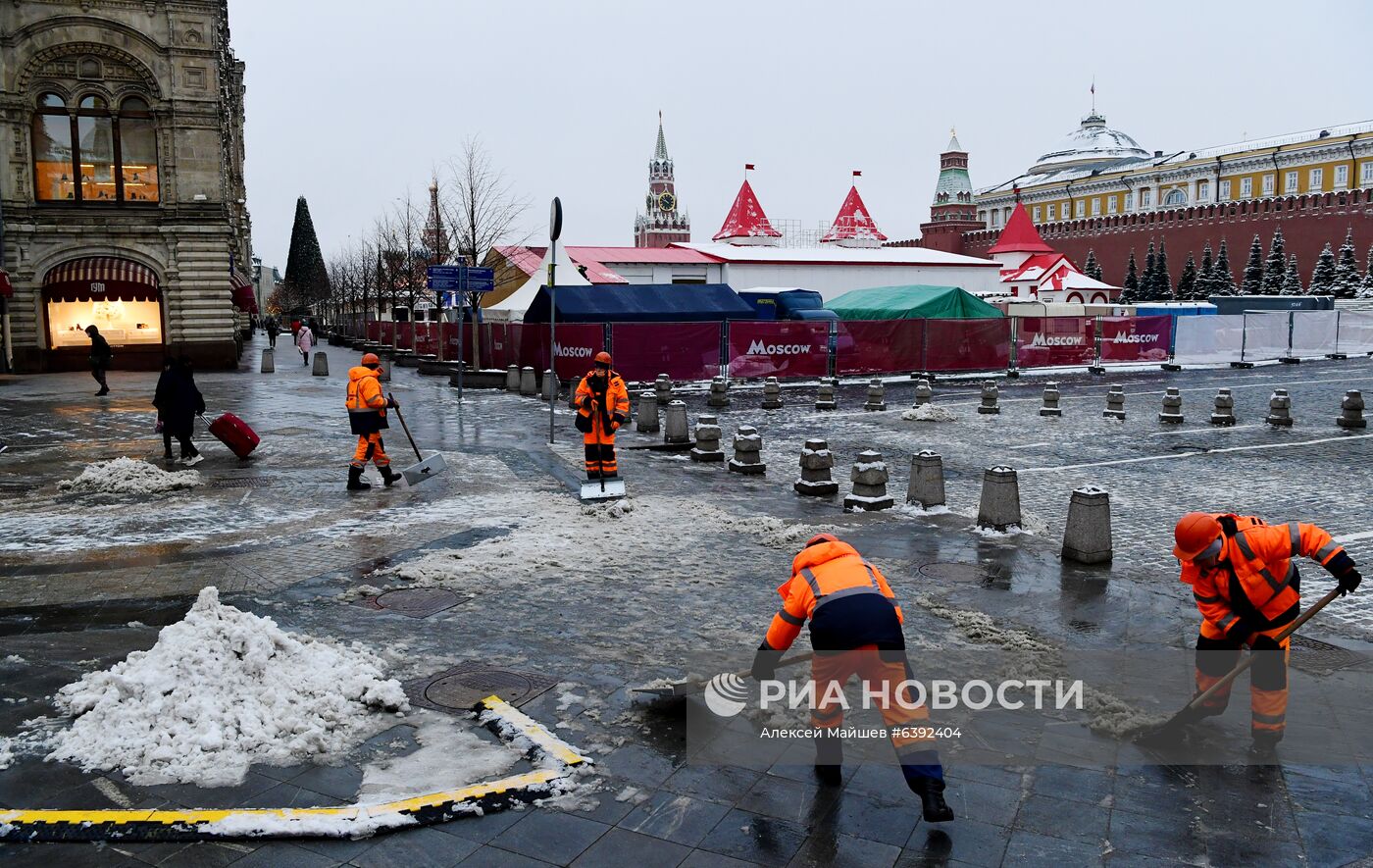 Снег в Москве 