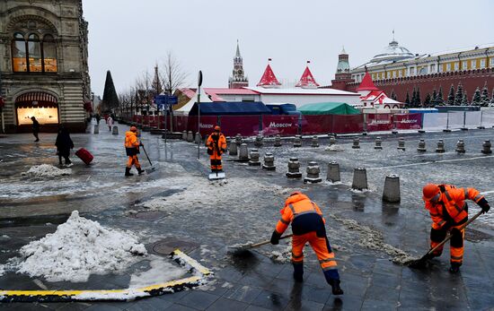 Снег в Москве 