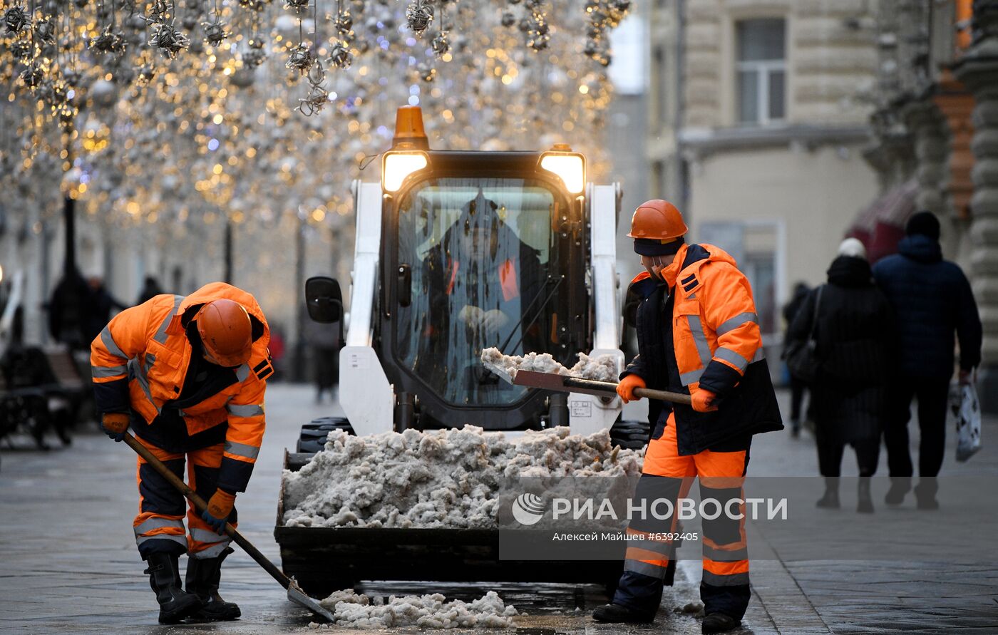 Снег в Москве 