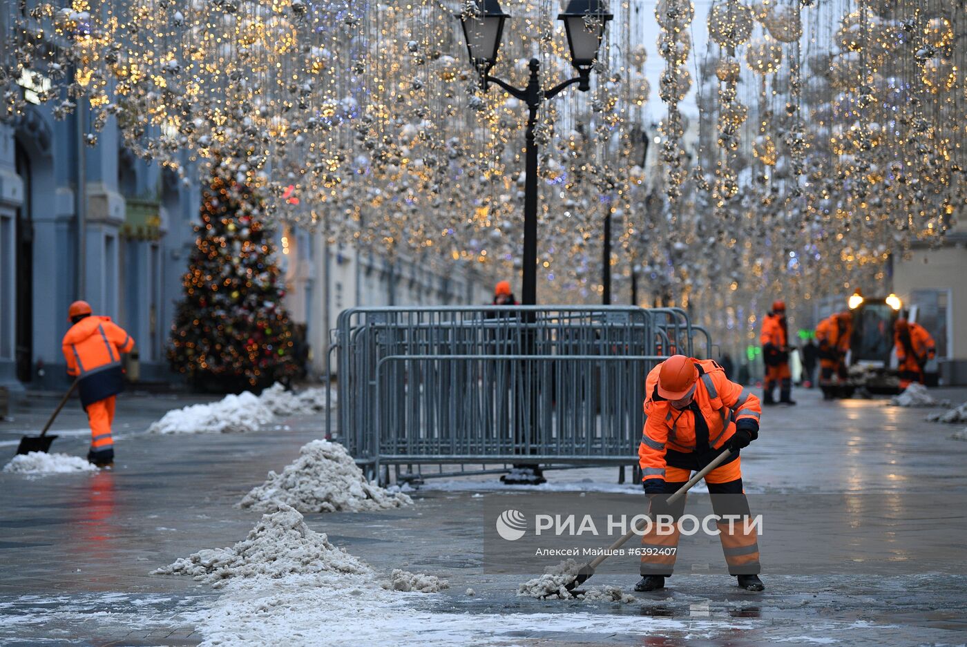 Снег в Москве 