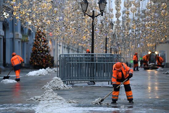 Снег в Москве 