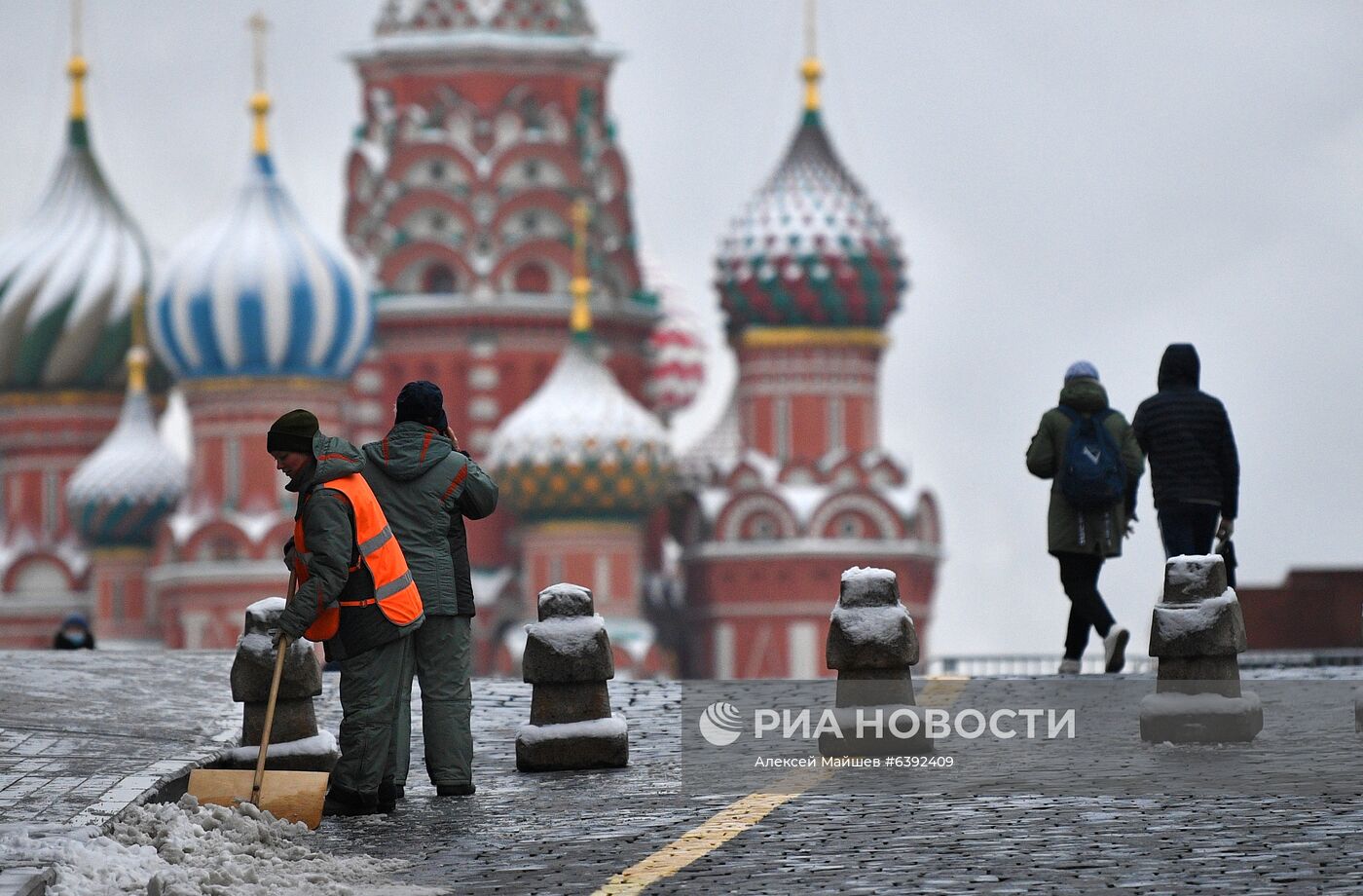 Снег в Москве 