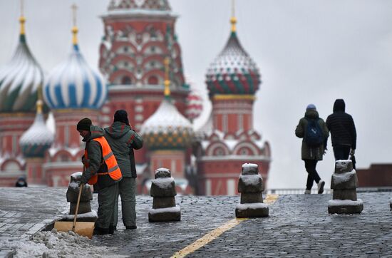 Снег в Москве 