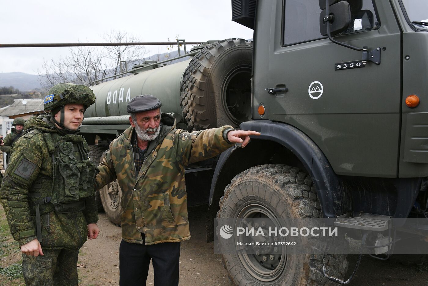 Российские миротворцы начали доставлять воду жителям Карабаха