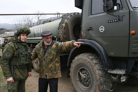 Российские миротворцы начали доставлять воду жителям Карабаха