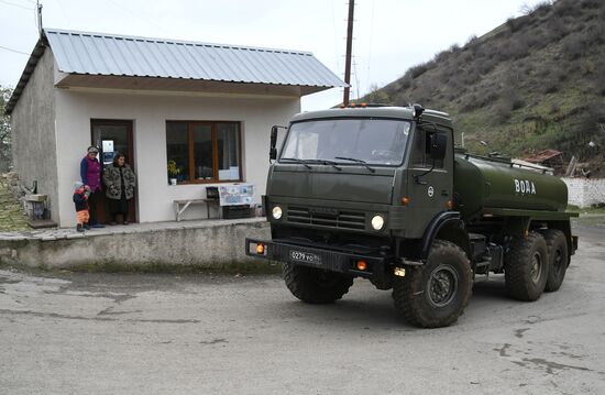 Российские миротворцы начали доставлять воду жителям Карабаха