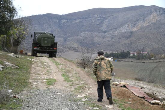 Российские миротворцы начали доставлять воду жителям Карабаха