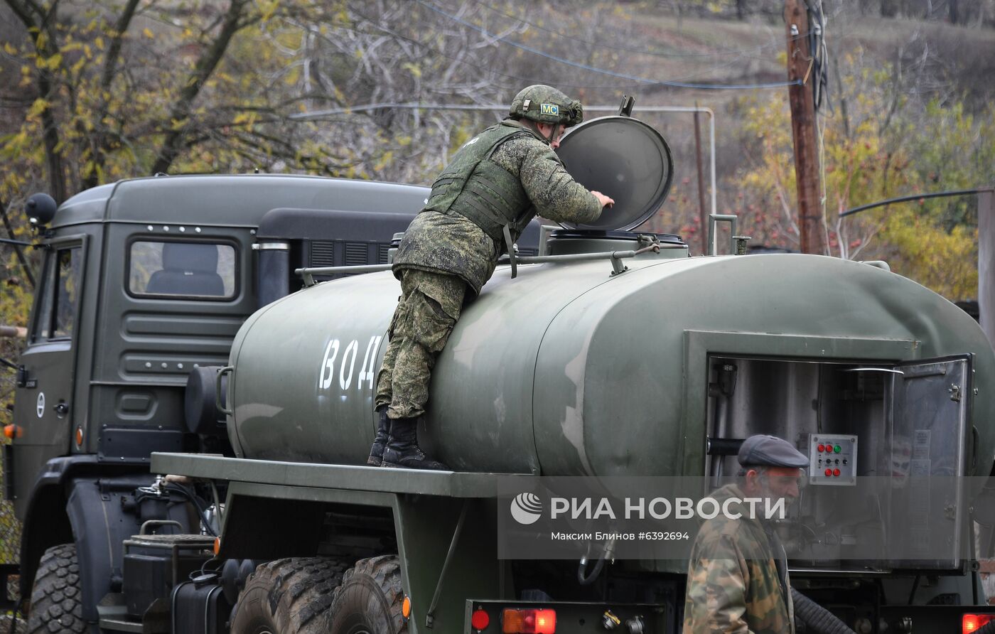 Российские миротворцы начали доставлять воду жителям Карабаха