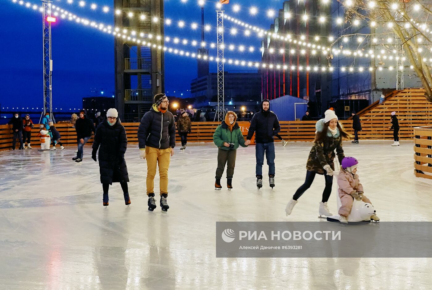 Открытие зимнего катка в арт-пространстве "Севкабель порт" в Санкт-Петербурге