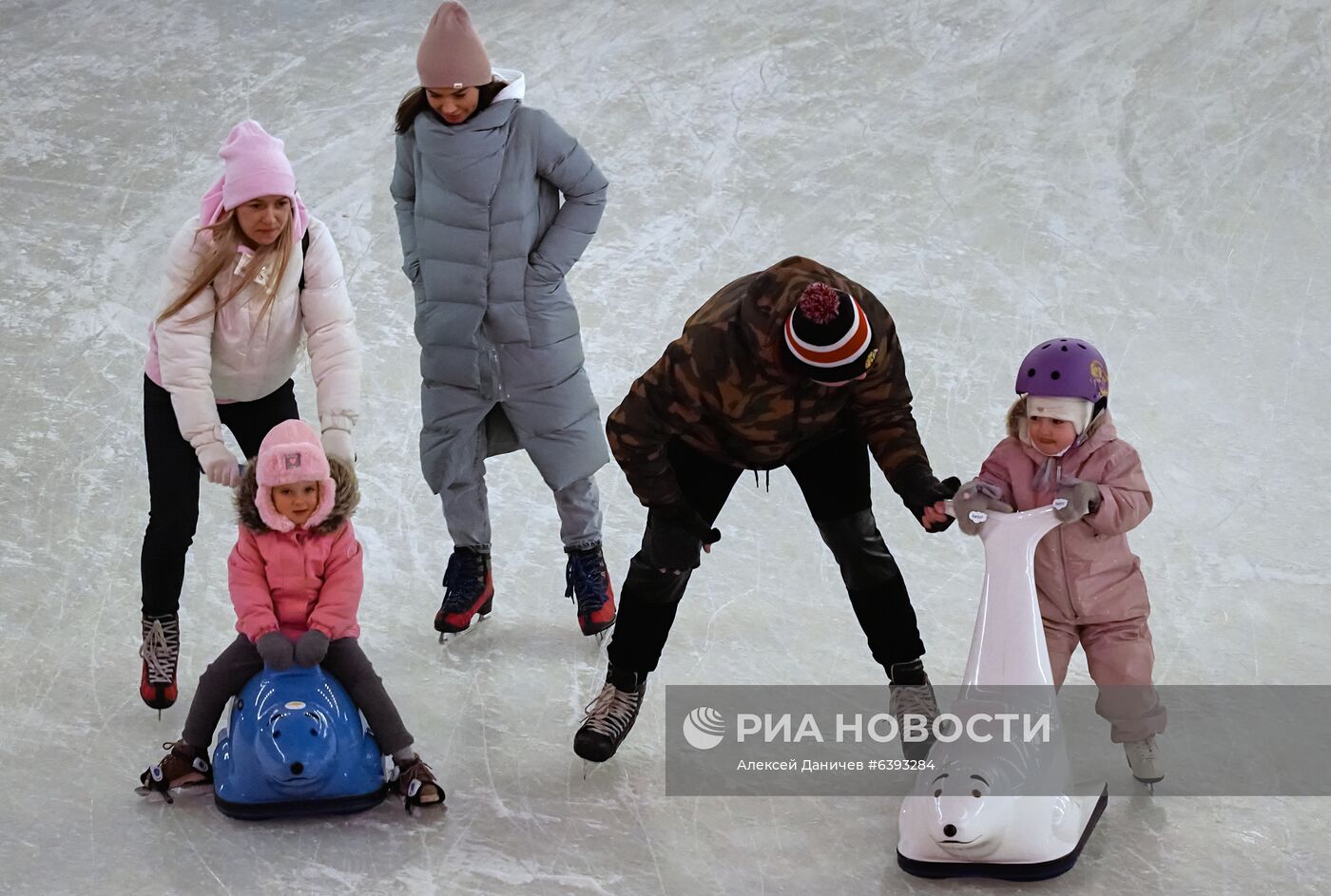 Открытие зимнего катка в арт-пространстве "Севкабель порт" в Санкт-Петербурге