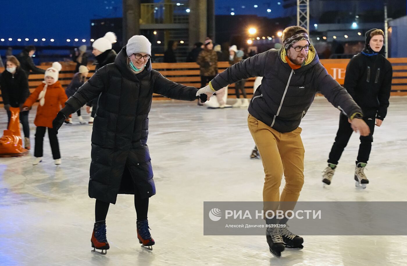 Открытие зимнего катка в арт-пространстве "Севкабель порт" в Санкт-Петербурге