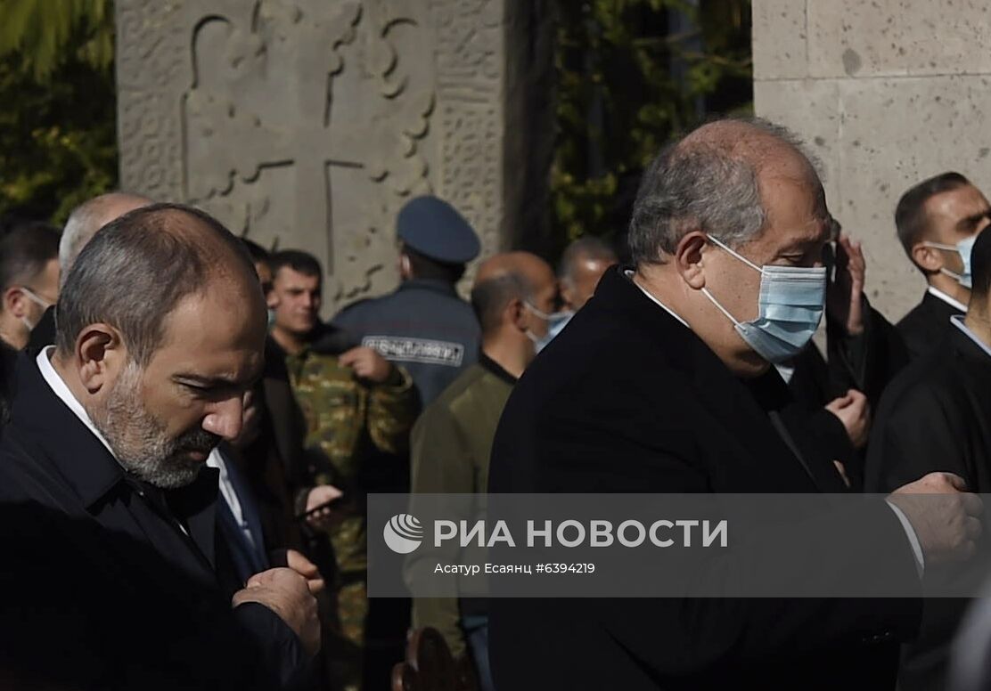 В Эчмиадзине прошла церемония поминовения погибших в Карабахе