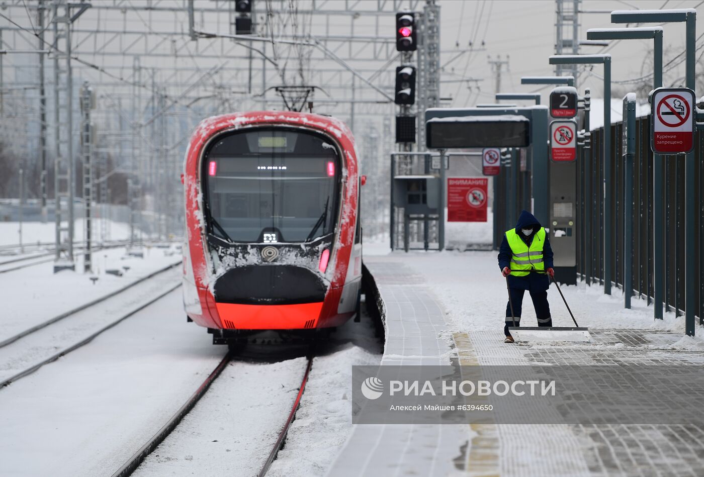 Уборка платформы от снега и дезинфекция турникетов на станции МЦД-1 "Кунцевская"