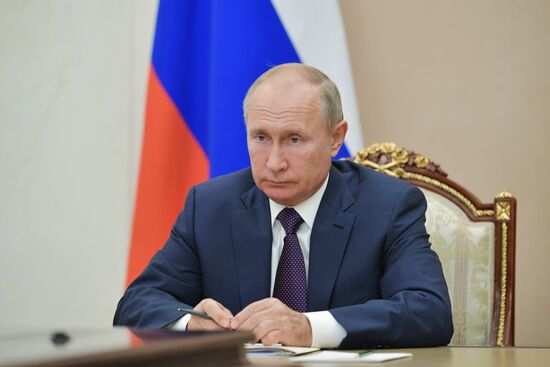 Президент РФ В. Путин провел встречу с губернатором Псковской области М. Ведерниковым