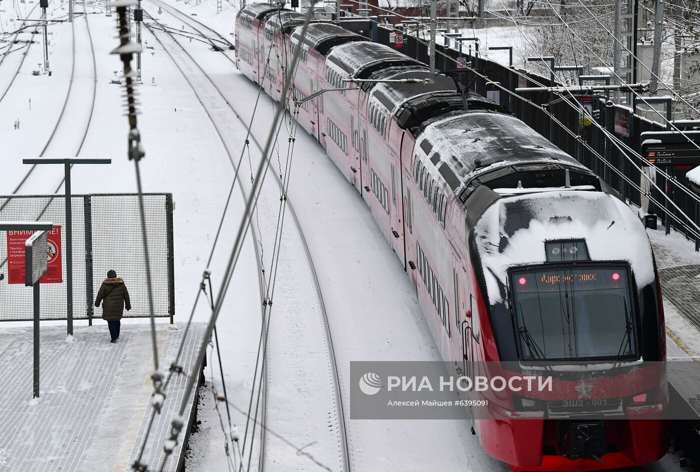 Уборка платформы от снега и дезинфекция турникетов на станции МЦД-1 "Кунцевская"