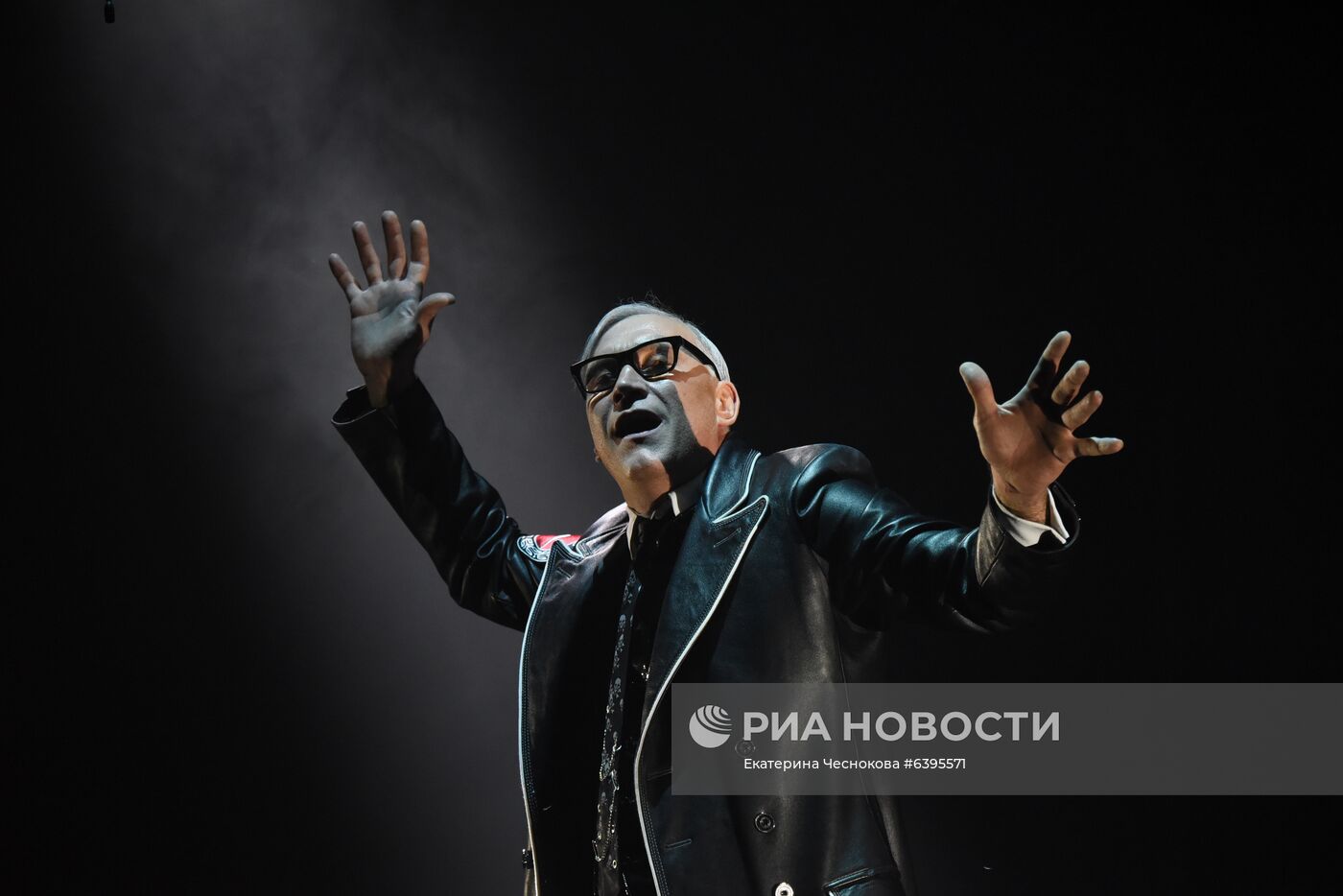 Спектакль "Кладбище понтов" в театре "Модерн"