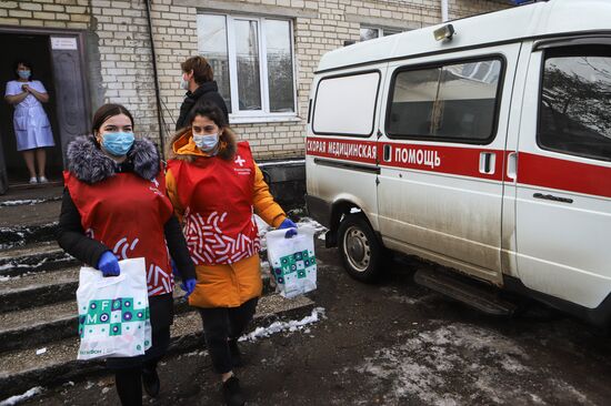 Волонтеры начали доставку лекарств от коронавируса амбулаторным больным