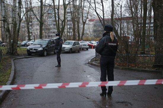 Мужчина захватил в заложники детей в квартире в пригороде Санкт-Петербурга