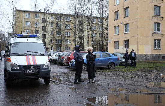 Мужчина захватил в заложники детей в квартире в пригороде Санкт-Петербурга