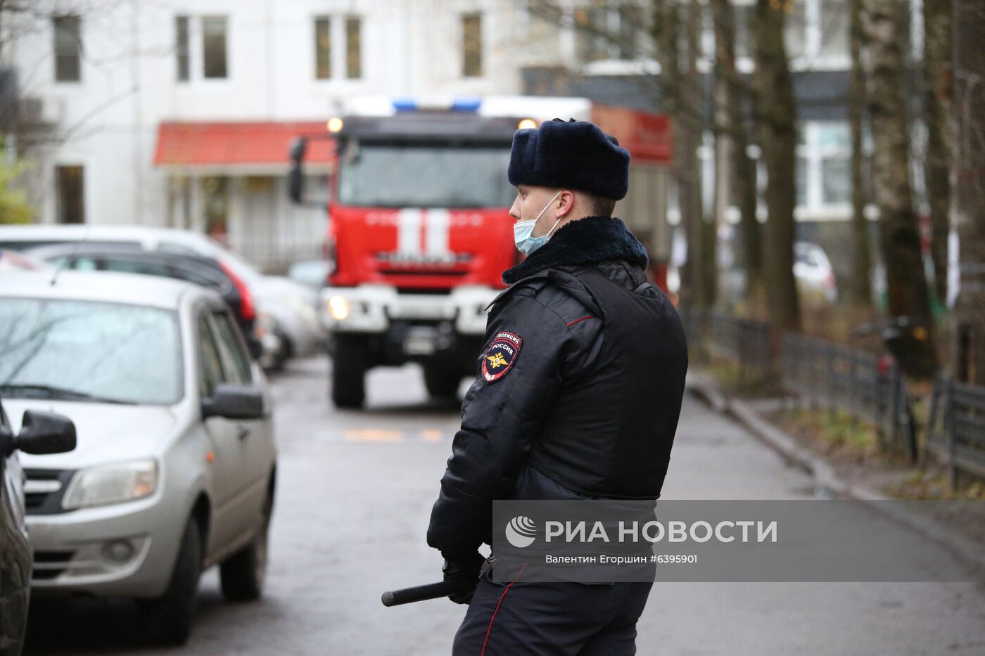 Мужчина захватил в заложники детей в квартире в пригороде Санкт-Петербурга