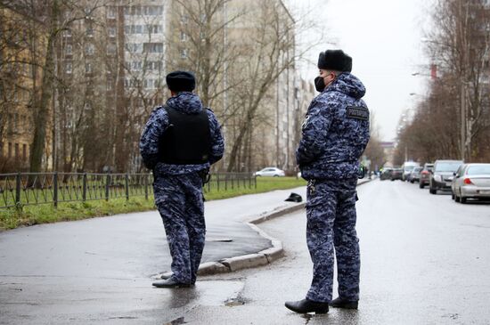 Мужчина захватил в заложники детей в квартире в пригороде Санкт-Петербурга