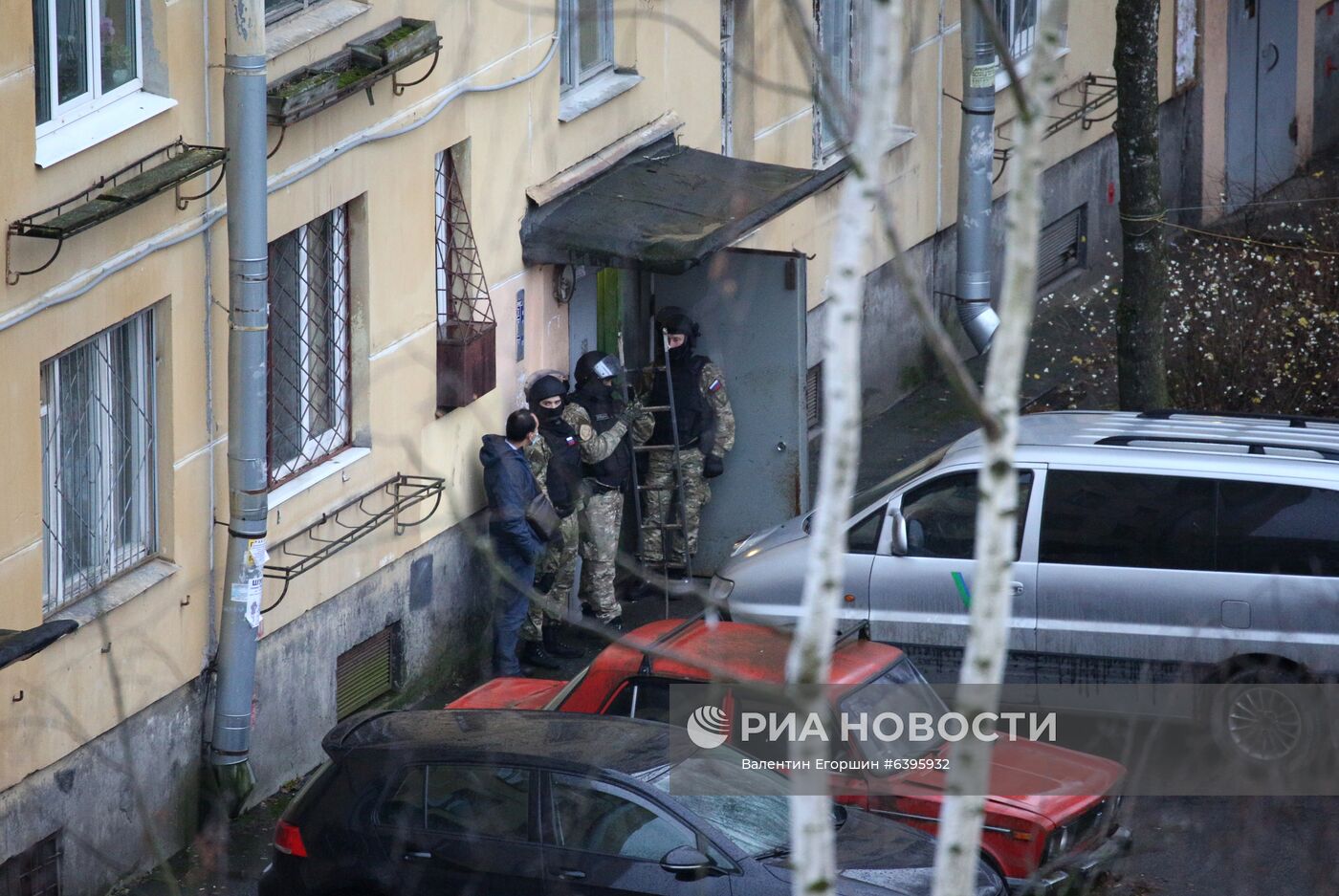 Мужчина захватил в заложники детей в квартире в пригороде Санкт-Петербурга