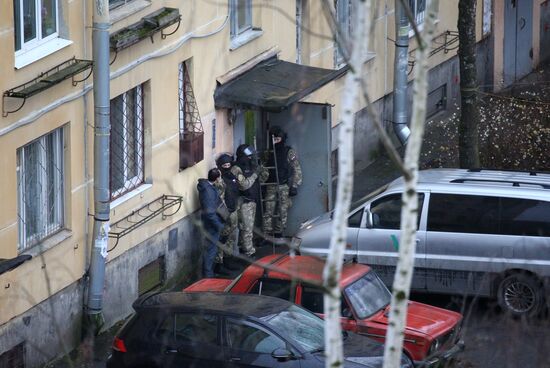 Мужчина захватил в заложники детей в квартире в пригороде Санкт-Петербурга