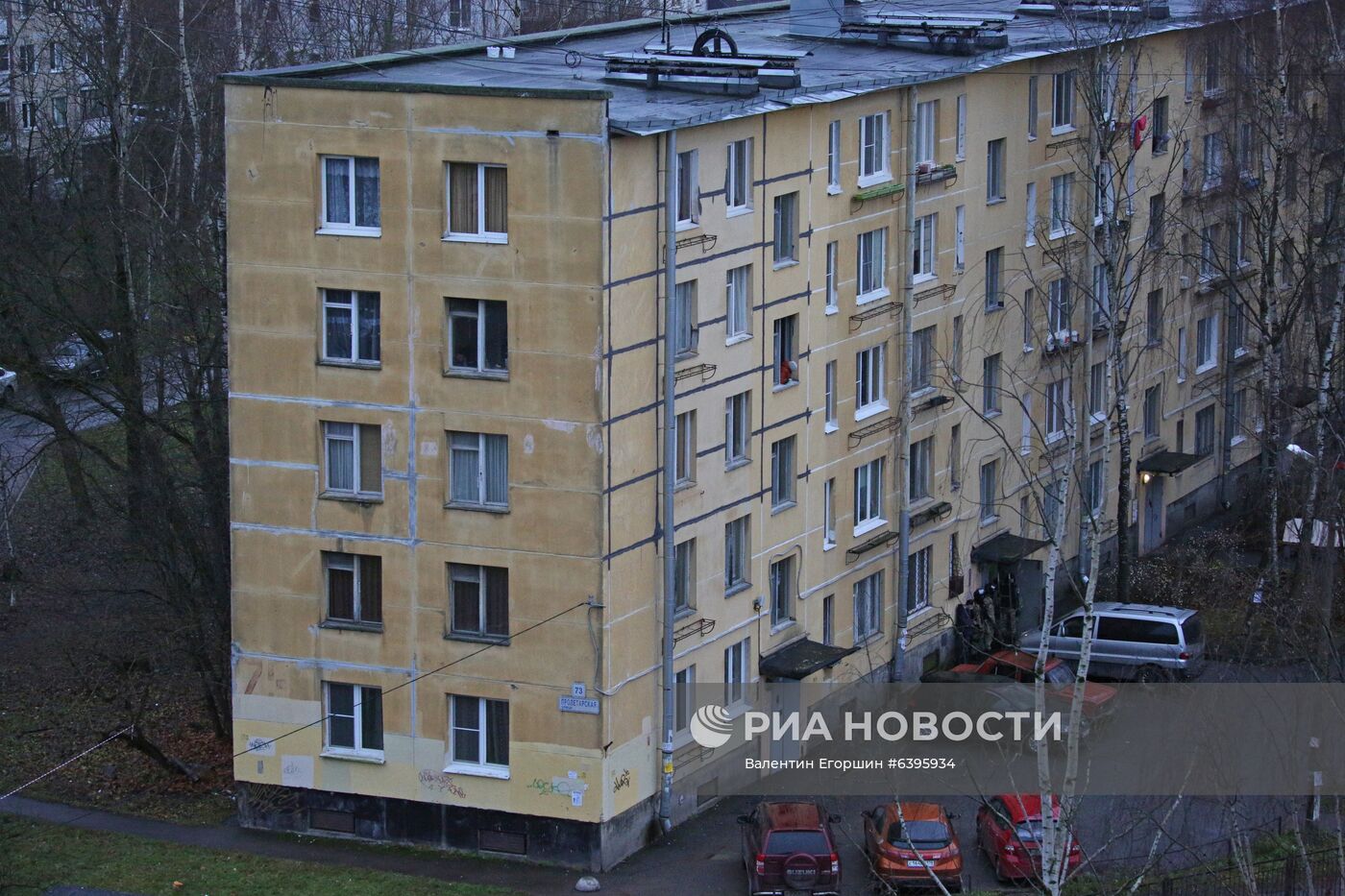 Мужчина захватил в заложники детей в квартире в пригороде Санкт-Петербурга