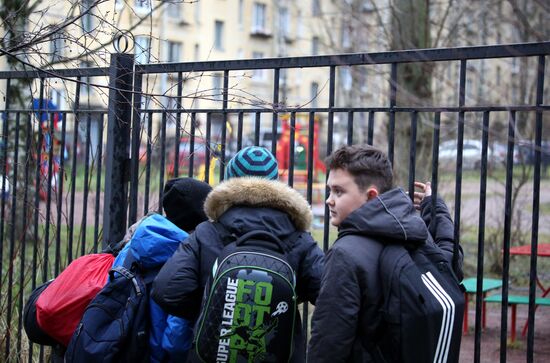 Мужчина захватил в заложники детей в квартире в пригороде Санкт-Петербурга