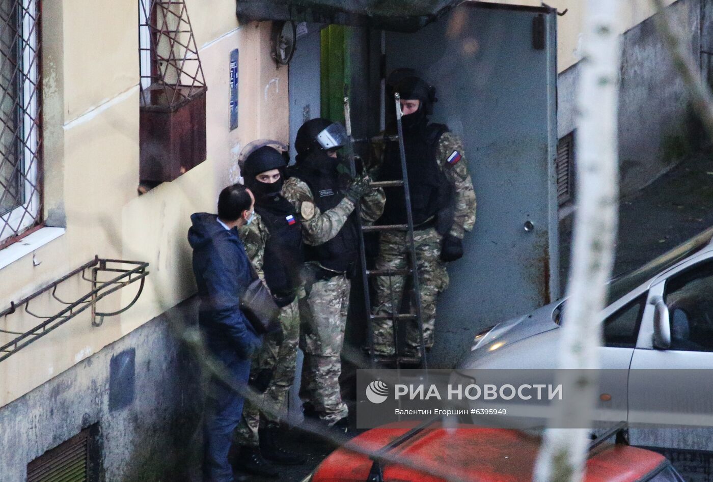 Мужчина захватил в заложники детей в квартире в пригороде Санкт-Петербурга