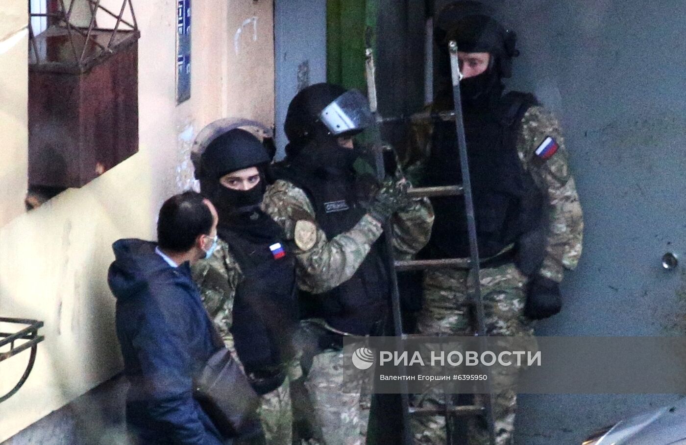 Мужчина захватил в заложники детей в квартире в пригороде Санкт-Петербурга