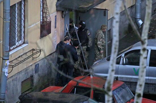 Мужчина захватил в заложники детей в квартире в пригороде Санкт-Петербурга