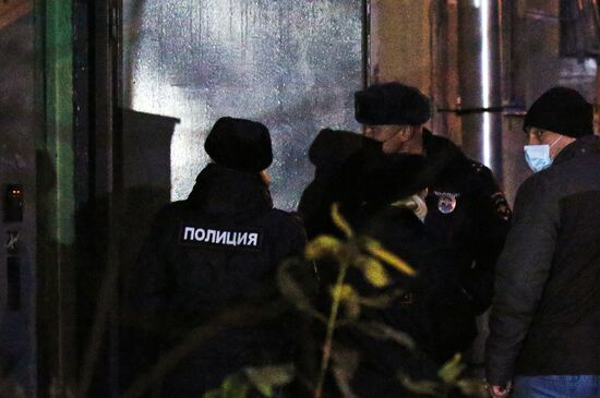 Мужчина захватил в заложники детей в квартире в пригороде Санкт-Петербурга