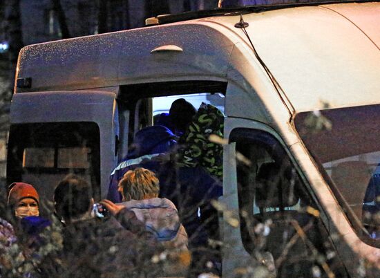 Мужчина захватил в заложники детей в квартире в пригороде Санкт-Петербурга