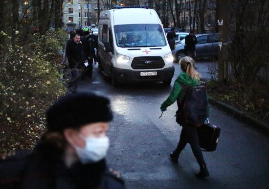 Мужчина захватил в заложники детей в квартире в пригороде Санкт-Петербурга