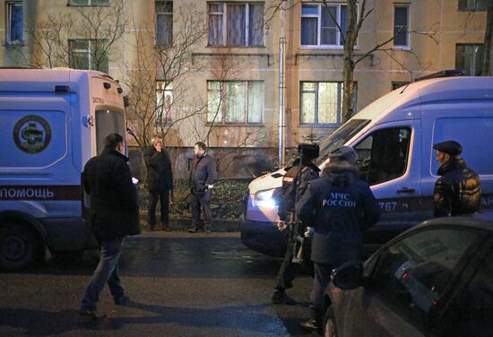 Мужчина захватил в заложники детей в квартире в пригороде Санкт-Петербурга