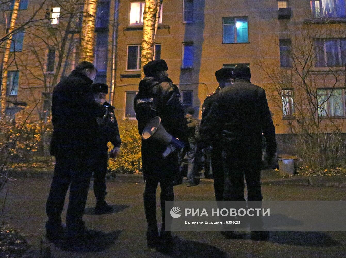 Мужчина захватил в заложники детей в квартире в пригороде Санкт-Петербурга