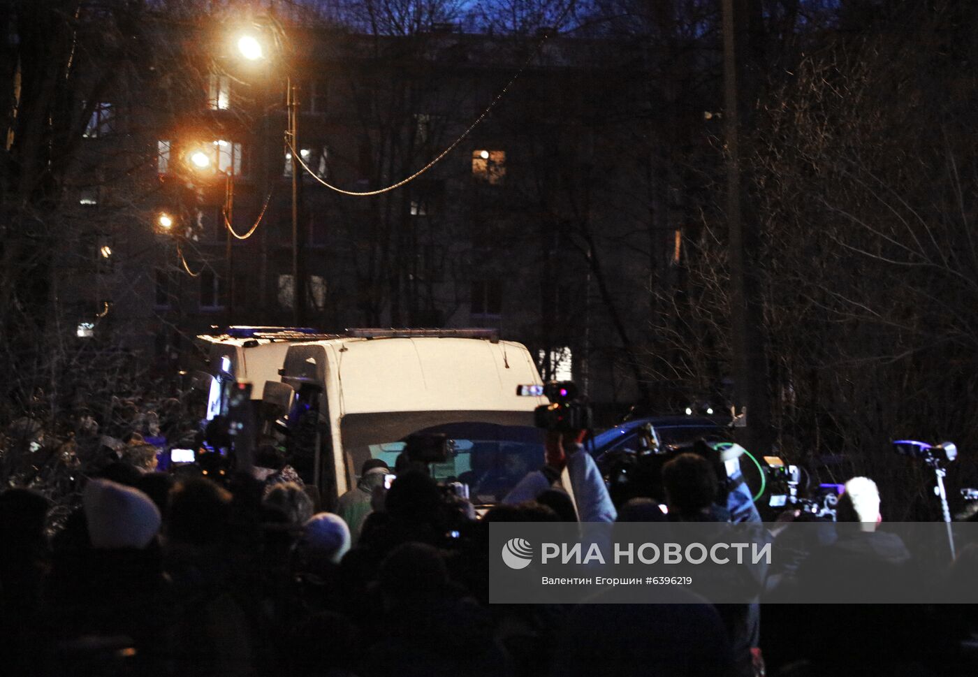 Мужчина захватил в заложники детей в квартире в пригороде Санкт-Петербурга