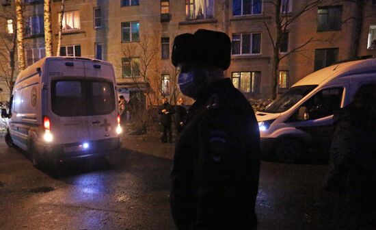 Мужчина захватил в заложники детей в квартире в пригороде Санкт-Петербурга