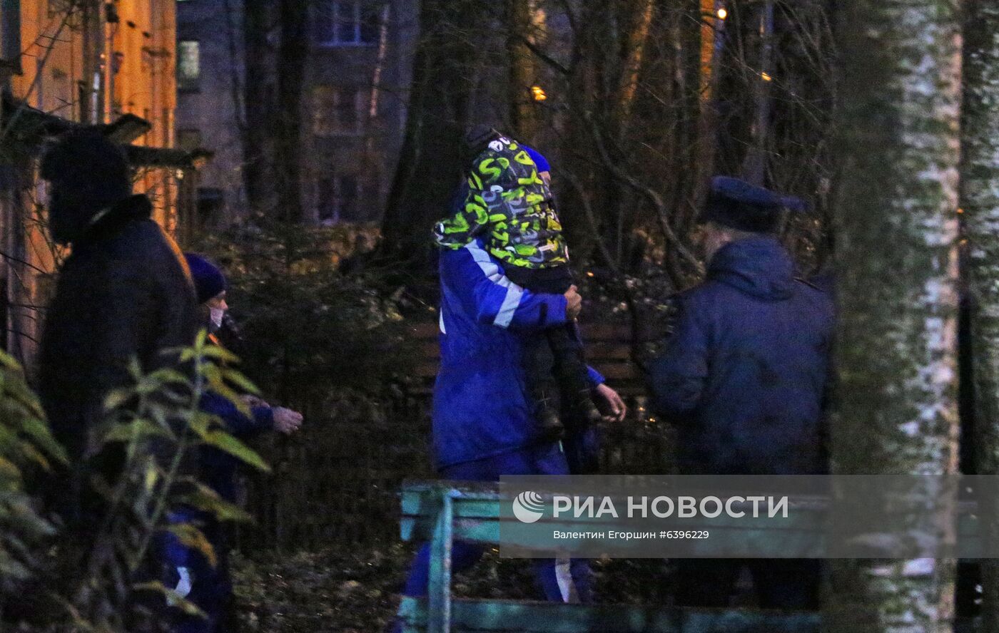 Мужчина захватил в заложники детей в квартире в пригороде Санкт-Петербурга