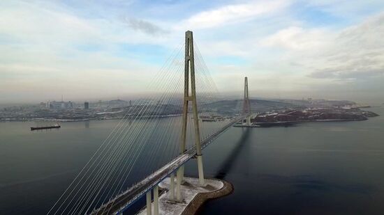 Очистка вант Русского моста от наледи во Владивостоке