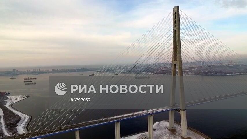 Очистка вант Русского моста от наледи во Владивостоке