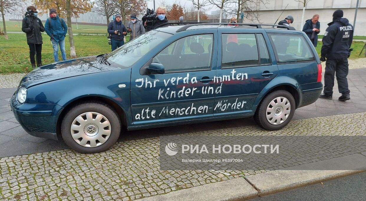 Автомобиль въехал в ворота офиса Меркель в Берлине