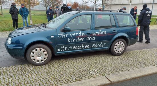 Автомобиль въехал в ворота офиса Меркель в Берлине