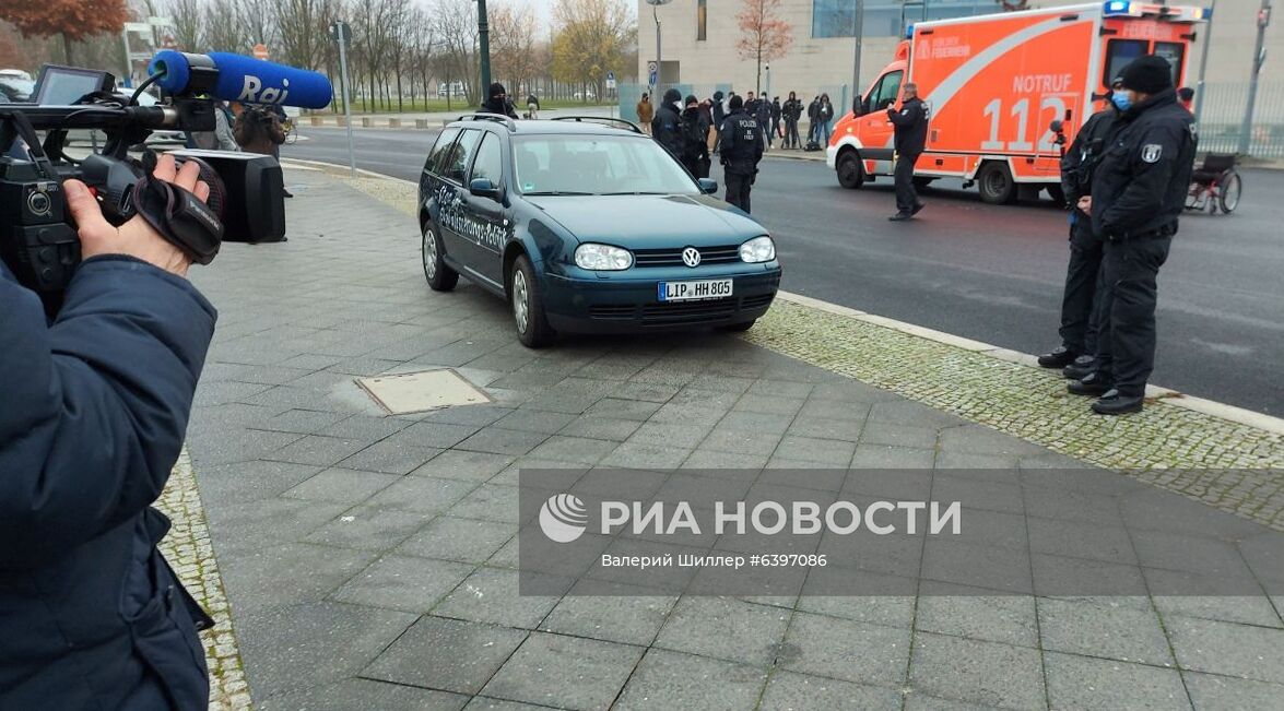 Автомобиль въехал в ворота офиса Меркель в Берлине